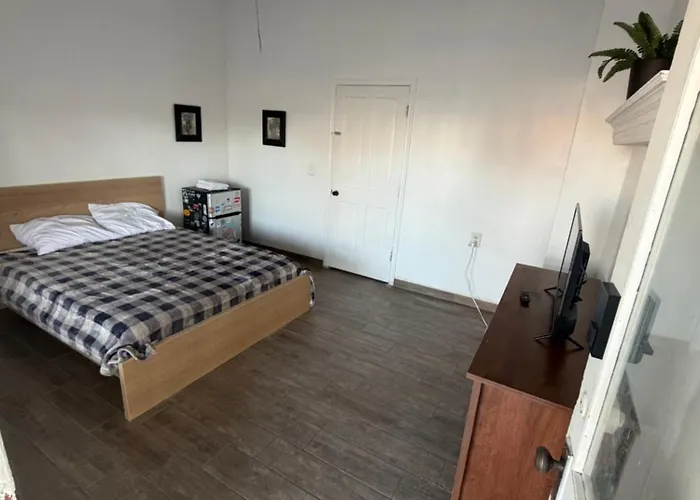 Downtown Taylor Private Entry 3 *
